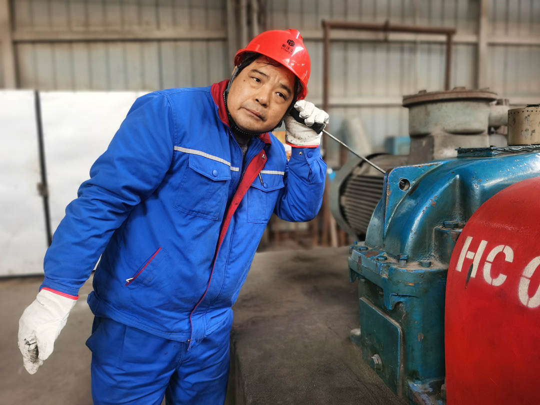 熊义正在进行设备维修.jpg 熊义正在进行设备维修.jpg