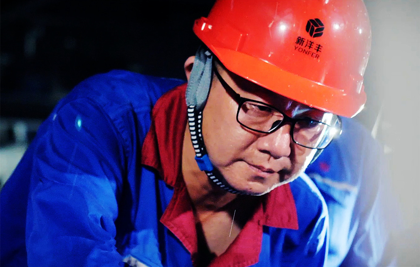 安明正在认真工作中.jpg 安明正在认真工作中.jpg